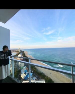 Ha Jae-sook Instagram - 이모저모고모숙모🤗🫥#고성댁

1.하이🤗🌲
2.이모도 좋았고 맛은 더 좋았다  #이모카세
3.맛난거 수도 없이 먹었지만 이스방이 만들어준 생일상이 최고🫰
4.속초아이 27호차
5.노천사우나로 땀빼기(카시아는 여름보다 겨울👍)
6.꿈동산 공사중!!
7.브이
8.바리스타동기들과 속초맛집"어썸"
9.명파환상곡 서울진출(나빼고 사진찍기있기없기)
10.짬뽕을 대하는 진지한 자세
11.겨울엔 복골온천
12.내친구들선물(손꾸락 쥐났던건 비밀)
13.고딩친구지민이랑 은주랑 용평
14.사랑하는 고딩친구가족들 고성나들이(치열했던 먹방은 속초맛집"돈우마을)
15.여보 웃어📸
16.화난거아님
17.발꼬락엄지척 못하는 남자랑 새끼발꾸락 미더덕같이 생긴 여자
18.수영 넘 조아
19.재숙.수향.은미 합동생일케익
