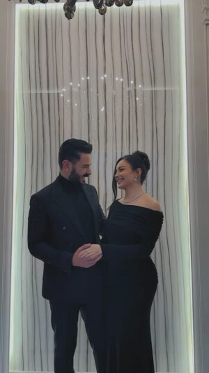 Haifa Hassony Instagram - حلو العمر الي يمر وانت معي ❤️
وفي ذكرى زواجنا الخامس ❤️
طاب العمر بك
وطبت انت لي عمرآ
احبك ❤️
ويارب طول العمر سوة