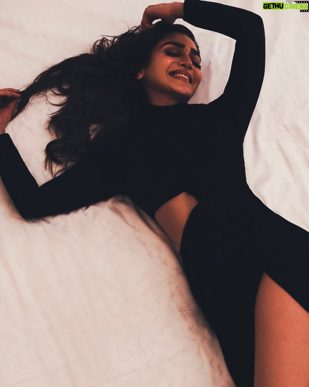 Hajra Yamin - 3 Likes - “Thank you, Next” - 2025
Wearing~ @maheenkarimofficial
Stylist~ @stylebyaneela
MUA~ @trio_session
Art direction & photography~ @ayazanisphotography
#aurevoir #2024 #hello #2025