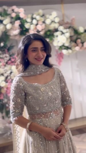 Hajra Yamin Instagram - Music, a dress, and she’s set🫰