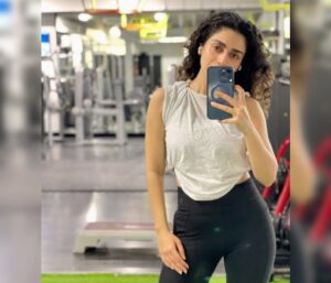 Hajra Yamin Instagram - Between reel & real✨