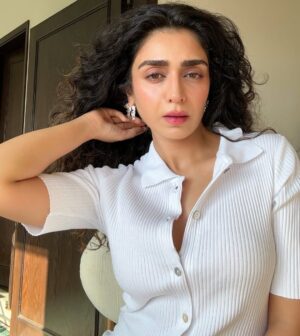 Hajra Yamin Instagram - Dress-Up and birthdays🪩♥️