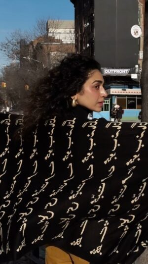 Hajra Yamin Instagram - مُجھ سے پہلی سی محبّت میرے محبوب نہ مانگ۔۔۔۔۔

This shawl feels like a warm hug on a snowy day @loveclosely ♥️
#ny #2025
