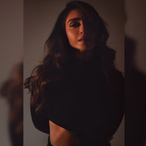 Hajra Yamin Instagram - “No risk, no magic.”

Wearing~ @maheenkarimofficial 
Stylist~ @stylebyaneela 
MUA~ @trio_session 
Art direction & photography~ @ayazanisphotography 

#hello #2025 #hajrayamin