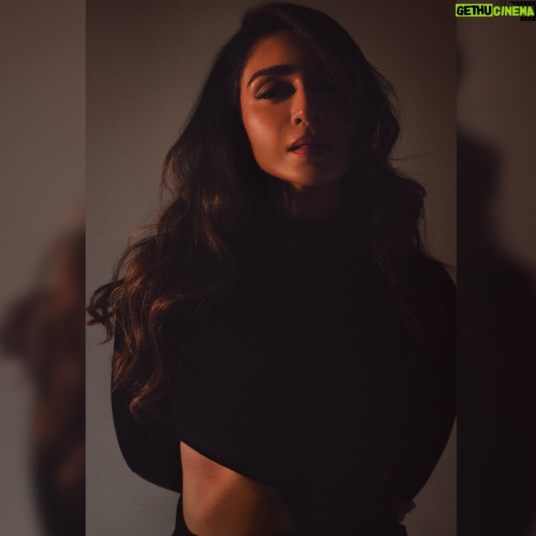 Hajra Yamin - 3 Likes - “No risk, no magic.”
Wearing~ @maheenkarimofficial
Stylist~ @stylebyaneela
MUA~ @trio_session
Art direction & photography~ @ayazanisphotography
#hello #2025 #hajrayamin