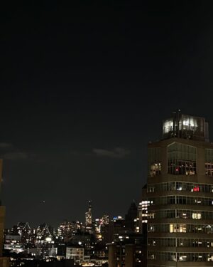 Hajra Yamin Instagram - 💋🌺🍜🍓🌃#ny