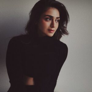 Hajra Yamin Instagram - “No risk, no magic.”

Wearing~ @maheenkarimofficial 
Stylist~ @stylebyaneela 
MUA~ @trio_session 
Art direction & photography~ @ayazanisphotography 

#hello #2025 #hajrayamin