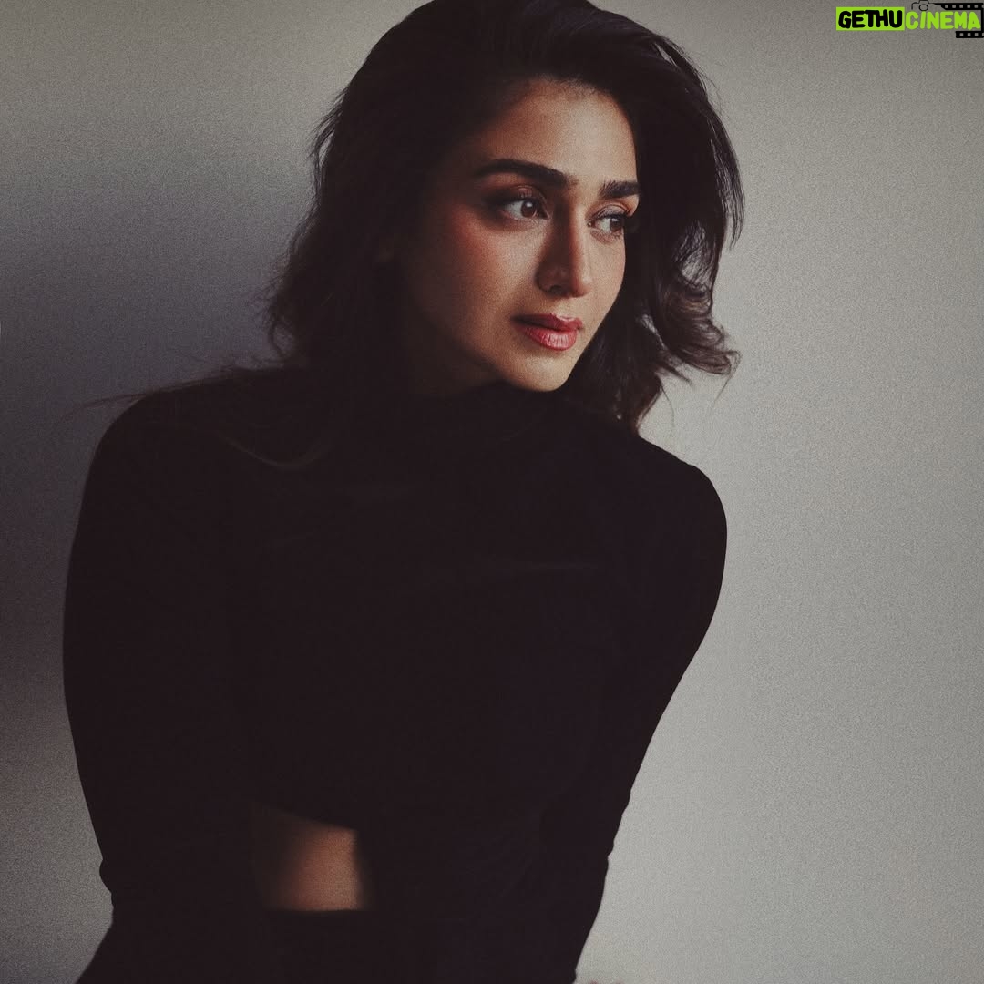 Hajra Yamin - 3 Likes - “No risk, no magic.”
Wearing~ @maheenkarimofficial
Stylist~ @stylebyaneela
MUA~ @trio_session
Art direction & photography~ @ayazanisphotography
#hello #2025 #hajrayamin