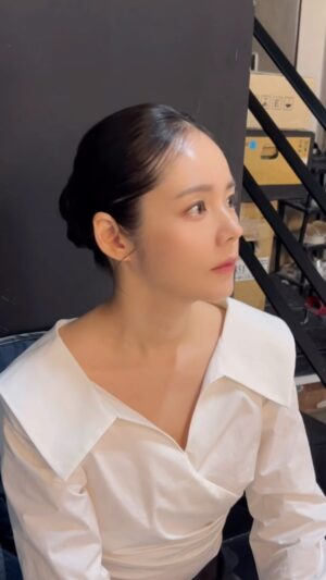 Han Ga-in Instagram - 진짜 본업바이브  가인언니....
요즘유튜브도 대박 광고도 대박 미모도 대박...
왜 안늙냐구요.... 
ㅠㅠ 피부가 더좋아짐🥹

촬영내내 언니 왜 팔자주름 없어요..? 100번 물어봄ㅋㅋㅋㅋ
옆모습 이거는국보급이당 🩵🩵🩵

헤어 @my.o_ 
메이크업 @kilkyungah 

#이지듀광고 #광고촬영 #한가인실물