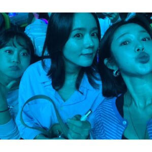 Han Ga-in Instagram - 우환있는줄 오해하시는듯ㅎㅎㅎ
덕분에 행복했다는

#울고웃고#광신도주의#응원봉 페어링 도와주신 팬분,떨어진 배터리 챙겨주신 팬분 감사했어요#지오디#지오디콘서트