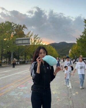 Han Jae-in Instagram - 엄마랑 나들이도 가고 오랜만에 주말다운 주말☁️🍭🌈