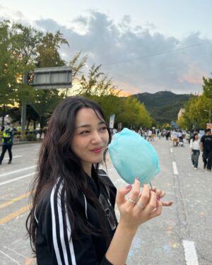 Han Jae-in Instagram - 엄마랑 나들이도 가고 오랜만에 주말다운 주말☁️🍭🌈