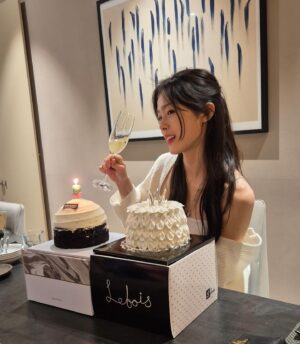 Han Sung-min Instagram - Birthday party with my family🎂💕

축하해주셔서 감사합니다:)