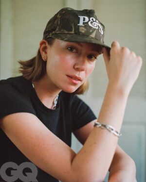 Hannah Einbinder Instagram - Being Myself ™️ in Gentleman’s Quarterly on behalf of my standup special Everything Must Go 🎭 thank you @raymondangas for the words! 🫀 @gq 🫀

Written by @raymondangas
Photographed by @danieljacklyons
Hair by @jerrodrobertshair
Makeup by @jostrettell