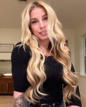 Hannah Goldy Instagram - Sorry couldn’t pick just one because @olesia23 got me feeling like a model. My best friend is so talented and gave me the most beautiful hair I could ever ask for!! If you’ve been thinking about hair extensions you need to see my girl!!!!