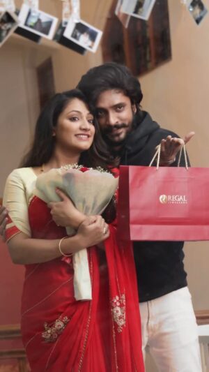 Hariprriya Instagram - This anniversary, life gave us the most precious gift - our little one 💝 Watching Haripriya embrace motherhood with so much love and grace, I knew she deserved something just as special. With Valentine’s Day around the corner, I found the perfect piece at @regaljewellers_in - one that shines as bright as her love and this beautiful new chapter we’ve begun❤️
Make your moments shine with #RegalJewellers! 

Get ₹20K off on diamond carats & 40% off on Valentine’s day special collection.

#ExpressionsOfLove #CraftedByRegalJewellers #ValentinesDay #Ad #simhapriya