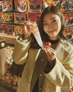 Haruka Tateishi Instagram - あけましておめでとうございます🎍✨

今年も皆さんが笑顔溢れる一年になりますように🐍💓

今年もよろしくお願いします🔥🔥

おみくじ大吉でなかった🥲💓

#happynewyear #2025