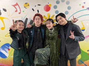 Haruko Nagaya Instagram - はじめまして2025
あけましておめでとうございます！

紅白歌合戦
あの舞台で歌う喜びをたっぷりと感じて
しっかりと前を向けた気がします
私はつくづく幸せ者です
観てくださった皆さま、ありがとうございました

2025幕開けです
今年も私たちらしく音楽やるぞ