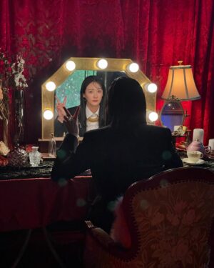 Haruko Nagaya Instagram - ところで
「馬鹿の一つ覚え」Music Video、みた？
「六人の嘘つきな大学生」、みた？