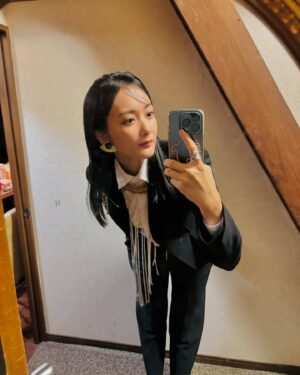 Haruko Nagaya Instagram - ところで
「馬鹿の一つ覚え」Music Video、みた？
「六人の嘘つきな大学生」、みた？