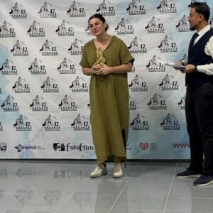 Hatice Aslan Instagram - 12. Antakya Uluslararası Film Festivali’nden @antakyafilmfestivali ; En iyi Kadın Oyuncu - @hatisaslan , En İyi Yönetmen , En İyi Film @derunthemovie2023 ödülleriyle dönüyoruz… Çok onurlu, çok mutluyuz. Bu ödüllerin yeri çok ayrı … Çok kıymetli. Sonsuz teşekkürler…. #antakya #antakyafilmfestivali #festival #filmmaking #womendirectors #femalefilmmaker