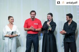 Hatice Aslan Instagram - Unutulmaz bir geceydi. İzleyen, alkışlayan herkese binlerce kez teşekkür ederiz. Gurur dolu, duygulu, şükürle daha nice filmlerimiz olsun. Muhteşem bir ekibiz…  @derunthemovie2023 #derûn #AAFF #filmmaking #filmmaker #filmmakerslife #festival