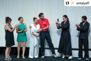 Hatice Aslan Instagram - Unutulmaz bir geceydi. İzleyen, alkışlayan herkese binlerce kez teşekkür ederiz. Gurur dolu, duygulu, şükürle daha nice filmlerimiz olsun. Muhteşem bir ekibiz…  @derunthemovie2023 #derûn #AAFF #filmmaking #filmmaker #filmmakerslife #festival