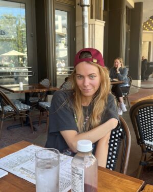 Hayley Erin Instagram - In honor of @chloelanier123’s birthday here is a collection of photos of her being cute. Love you Chloe 🕶️ Ft our karaoke song 😂