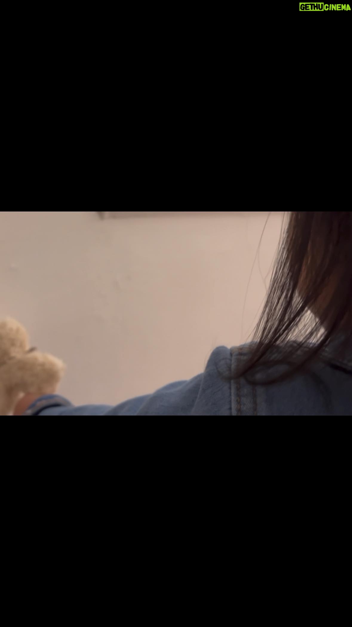 Heaven Hai - 1.8K Likes - 二月了!
兩歲兩個多月的小女孩。
居然已經很懂諧音梗😏
每天都要把她認識的人的名字全部問候好幾輪,
然後,
突然有一天很問她:媽媽叫什麼名字?
她回:海 浴 缸😒
該不該教訓這孩子😆