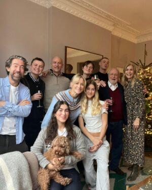 Helle Thorning-Schmidt Instagram - Merry Christmas to you all out there. No shortage of Yuletide hygge here in London. Pubs and friends, duck and dancing around the tree yesterday and the silliest best times with the Kinnocks today❤️❤️🎄🎄