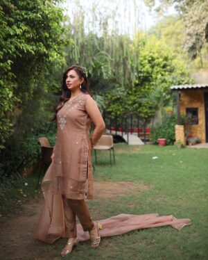 Hiba Ali Khan Instagram - Dress: @pirzada.shaheryar.khan 
Makeover: @gillhoraiboffical 
Photography: @nooor.raw @ali_razakz70