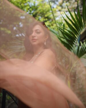 Hiba Ali Khan Instagram - Dress: @pirzada.shaheryar.khan 
Makeover: @gillhoraiboffical 
Photography: @nooor.raw @ali_razakz70