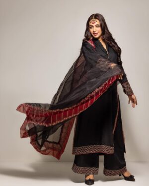 Hiba Ali Khan Instagram - Dress your best as @armas_clothing bid farewell to the year! Elevate your style with their exclusive suits at unbeatable prices. Suit up for success in the End-of-Year Sale! 

Dress: @armas_clothing 

Makeup: @faisal_ansari_429 

Jwellery: @tijaarti

Photography: @aliabbas.photography