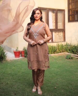 Hiba Ali Khan Instagram - Dress: @pirzada.shaheryar.khan 
Makeover: @gillhoraiboffical 
Photography: @nooor.raw @ali_razakz70