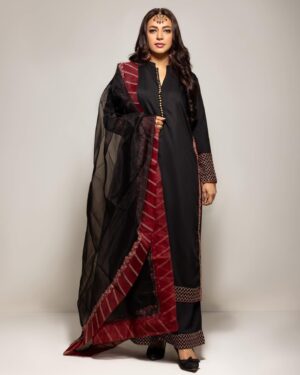 Hiba Ali Khan Instagram - Dress your best as @armas_clothing bid farewell to the year! Elevate your style with their exclusive suits at unbeatable prices. Suit up for success in the End-of-Year Sale! 

Dress: @armas_clothing 

Makeup: @faisal_ansari_429 

Jwellery: @tijaarti

Photography: @aliabbas.photography