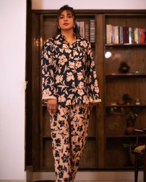 Hiba Ali Khan Instagram - This Stunning co-ord set is a luxury you can treat yourself with: 
Make your style perfect for every event by choosing: 
@mfygold 

Shine a little more by choosing right choice of clothing ✨
#mfygoldpakistan #mfygold #mfy #hiba #hibaalikhan
