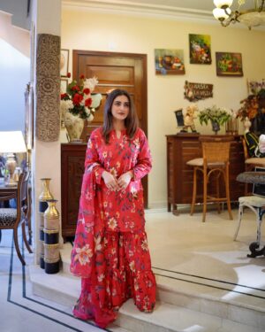 Hiba Bukhari Instagram - Wearing this hot pink gharara by @theaffordabledesigner ✨
Styling by @stylebywardakayani 
📸 @filmsbywajih