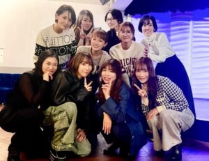 Hiroki Nanami Instagram - ☆
同期凪七瑠海のフェアウェルパーティーに行ってきた。たくさんの人に愛されて退団する、かちゃの最後を見守れて良かったです。そして先日同期会をしたよ。みんなで集まると昔話に花が咲く✨
22年間がんばったかちゃに大きな拍手を。
これで89期は、全員卒業しました！！
.
#89期　かちゃお疲れ様！！
#七海ひろき