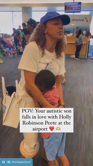 Holly Robinson Peete Instagram - Awww I always look forward to our #itscooltoflyAmerican partnership with @americanair! My favorite #autismacceptance program… I meet the best families 🥹✈️💙 @hollyrodfdn 
Repost from @lifeotspectrum
•
We all love @hollyrpeete ❤️ 

📷 : @panamakish (IG)
🎥 : @ thekishaproject

#autism #flight