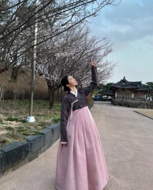 Hong Bi-ra Instagram - #옥씨부인전
우리 자모회당 이씨부인 역할을 맡게 되어 정말 행복했어요🥹
촬영하는 동안 함께한 모든 분들께 감사드리고, 제겐 매 순간순간이 소중한 선물 같은 시간이었습니다. 많은 사랑과 응원을 보내주신 모든 분들께 진심으로 감사드리며, 조만간 또 새로운 모습으로 인사드릴게요!🥰🙏🏻