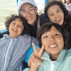 Hong Ji-min Instagram - 예쁜 추억 많이 많이 만들기 🥰🥰🥰
다시 돌아오지 않을 시절 
중심에 계셔주시는 도서방님께 깊은 감사를 드립니당 🥰🥰🥰🥰🥰🥰

#감사 #나트랑 #가족여행 #몽키아일랜드
