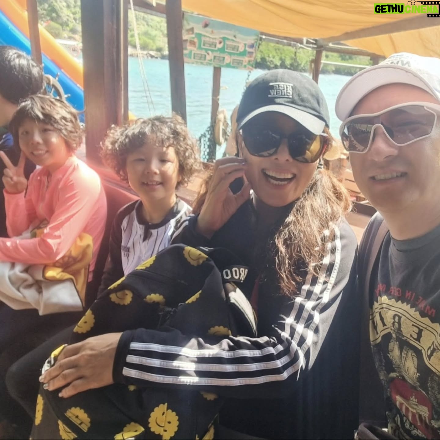 Hong Ji-min - 570 Likes - 저 재충전하러 온거 맞겠죠? ㅎㅎㅎ
24시간 밀착 육아
마사지 받아도 왜 계속 피곤한 걸까요
아하하하하 아하하하하
그래도 아이들은 너무너무 행복해하니 그걸로 그저 감사 감사 감사할 뿐입니다
바람이 불어도 날씨가 추워도 아이들은 너무너무 신나합니다
전 그걸로 너무너무 감사합니다. 이런 시간은 두 번 다시 돌아오지 않음을 알기에
그래도 내일부터는 아이들이 캠프로 들어가니 저에게 자유시간이 생기네요
야호
해변 나갈 때마다 손에 악보만 들고 댕깁니다. 노래 연습하려고 했으나 절대 할 수 없는 ㅎㅎㅎㅎ
내일부터는 바닷가에서 바람 맞으면서
노래 연습 제대로 하고 싶네요
아하하하하 아하하하하
이제 원숭이 보러갑니당
아하하하하 아하하하하
그러나 이런 모든 것들이 감사와 감사입니다
아이들이 건강하니 최고로 감사
돌아보면 모든 것이 은혜이고 그저 감사일 뿐입니다🥰🥰🥰🥲🥲🥰
#