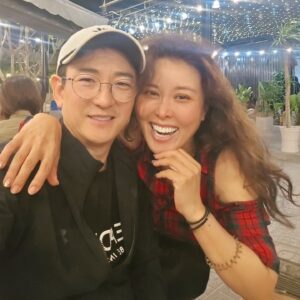 Hong Ji-min Instagram - 저 재충전하러 온거 맞겠죠? ㅎㅎㅎ
24시간 밀착 육아 
마사지 받아도 왜 계속 피곤한 걸까요
아하하하하 아하하하하 

그래도 아이들은 너무너무 행복해하니 그걸로 그저 감사 감사 감사할 뿐입니다

바람이 불어도 날씨가 추워도 아이들은 너무너무 신나합니다

전 그걸로 너무너무 감사합니다. 이런 시간은 두 번 다시 돌아오지 않음을 알기에 

그래도 내일부터는 아이들이 캠프로 들어가니 저에게 자유시간이 생기네요

야호
해변 나갈 때마다 손에 악보만 들고 댕깁니다. 노래 연습하려고 했으나 절대 할 수 없는 ㅎㅎㅎㅎ
내일부터는 바닷가에서 바람 맞으면서
 노래 연습 제대로 하고 싶네요 
아하하하하 아하하하하 

이제 원숭이 보러갑니당 
아하하하하 아하하하하 

그러나 이런 모든 것들이 감사와 감사입니다
 아이들이 건강하니 최고로 감사 
돌아보면 모든 것이 은혜이고 그저 감사일 뿐입니다🥰🥰🥰🥲🥲🥰

#