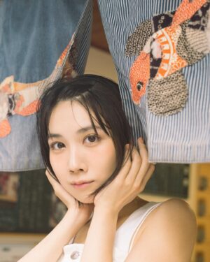 Honoka Matsumoto Instagram - .
卓上/壁掛けカレンダー2025
本日発売です🐾

ぜひお手に取っていただけると嬉しいです！
2025年も1年間、松本があなたに寄り添います🫶

カレンダー未使用カットをどうぞ💁‍♀️

📸 @sakaitakahiro_ 
👗 @ami_michihata 
💄 #izumiomagari