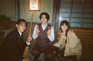 Honoka Matsumoto Instagram - 🐈
月9ドラマ『#嘘解きレトリック 』
最後までご視聴いただきありがとうございました！

キャスト・スタッフみんなが個性的で可愛くて
撮影現場も作品の雰囲気同様とても和やかで楽しい空間でした🫧

たくさんの挑戦のある作品でしたが、新しく、そして癒しのある月曜日をお届けできていたら幸いです。

また九十九夜町のみんなに会えますように…！
見逃し配信もぜひご覧ください！

そして、原作がとっても素敵なのでこちらもぜひ！

📸1〜4枚目は鈴鹿央士さん&鈴鹿マネさんカメラ
