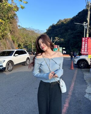 Hsin-Ling Chi Instagram - 來苗栗走走～💕💕

-
💇🏻‍♀️謝謝 @misa__round2  解決了我的三心二意
因為我想要的是在室內看起來像黑色的髮色
但！欸？其實不是全黑！
想帶點咖啡感 陽光下要反光的咖啡（？

然後瀏海想要有時候可以妹妹頭
有時候可以撥去旁邊不會被發現
完全💯🤣😍 遇到Misa真的是不會有選擇困難的問題了 哈哈哈