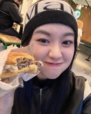 Hsin-Ling Chi Instagram - 整理一些美國的照片～

1 Hollywood打卡！
2 Shake Shack松露漢堡 我是一個不喜歡漢堡的人 但這個我可以！
3 粉紅牆 真的就是一面粉紅色的牆
4 Suho在紐約吃過的披薩店 誰到美國還在追星（？
5 第一次看到恐龍化石 跟威宇哥炫耀的照片
6 在吃貝果 美國的貝果都跟臉一樣大 都要分兩次吃
7無畏號航空母艦
8 在橋上走路打卡😃
9華盛頓紀念碑
10 SANTA MONICA