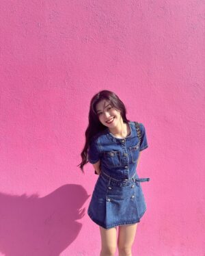 Hsin-Ling Chi Instagram - 整理一些美國的照片～

1 Hollywood打卡！
2 Shake Shack松露漢堡 我是一個不喜歡漢堡的人 但這個我可以！
3 粉紅牆 真的就是一面粉紅色的牆
4 Suho在紐約吃過的披薩店 誰到美國還在追星（？
5 第一次看到恐龍化石 跟威宇哥炫耀的照片
6 在吃貝果 美國的貝果都跟臉一樣大 都要分兩次吃
7無畏號航空母艦
8 在橋上走路打卡😃
9華盛頓紀念碑
10 SANTA MONICA
