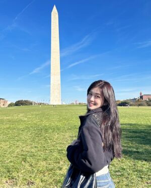 Hsin-Ling Chi Instagram - 整理一些美國的照片～

1 Hollywood打卡！
2 Shake Shack松露漢堡 我是一個不喜歡漢堡的人 但這個我可以！
3 粉紅牆 真的就是一面粉紅色的牆
4 Suho在紐約吃過的披薩店 誰到美國還在追星（？
5 第一次看到恐龍化石 跟威宇哥炫耀的照片
6 在吃貝果 美國的貝果都跟臉一樣大 都要分兩次吃
7無畏號航空母艦
8 在橋上走路打卡😃
9華盛頓紀念碑
10 SANTA MONICA