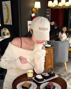 Hua Chen Instagram - 冷冷的天要記得保暖呦♡